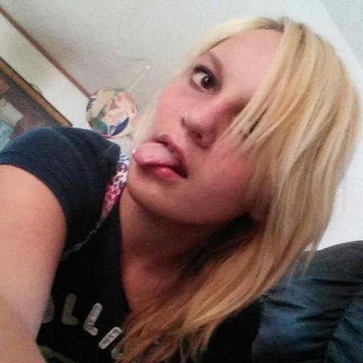 i'm Carley i'm a dork  follow me and ill follow back!!