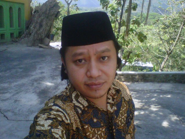 - asli Pati, tinggal di Klaten
- Ansor/Banser NU