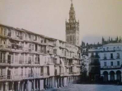 La fotografia es algo vivo y en Sevilla más aún. No es de sorprender que sigan apareciendo imágenes inéditas que realimenten la curiosidad por lo desaparecido.