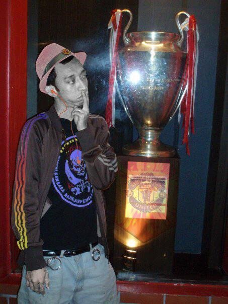 semua bisa dikalahkan kecuali orang tua dan tuhan.... |