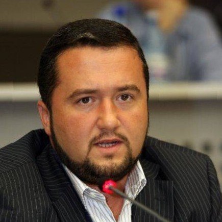 mruksov's profile picture. proud dad of 2, wine ace, social curiosity