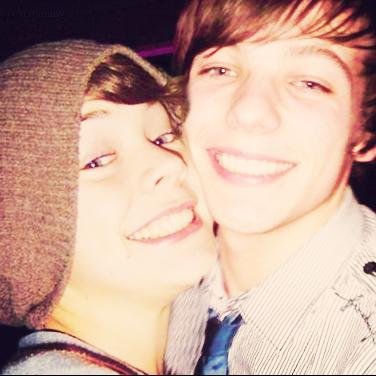 caradepanwww's profile picture. harry se la come, louis se la da