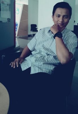 Anak kedua dari tiga bersaudara