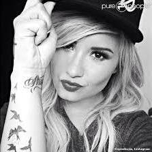 amo a Demi Lovato , one direction , e a cada  dia aprendendo a superar obstáculos da vida . minha frase pra toda a vida é : STAY STRONG