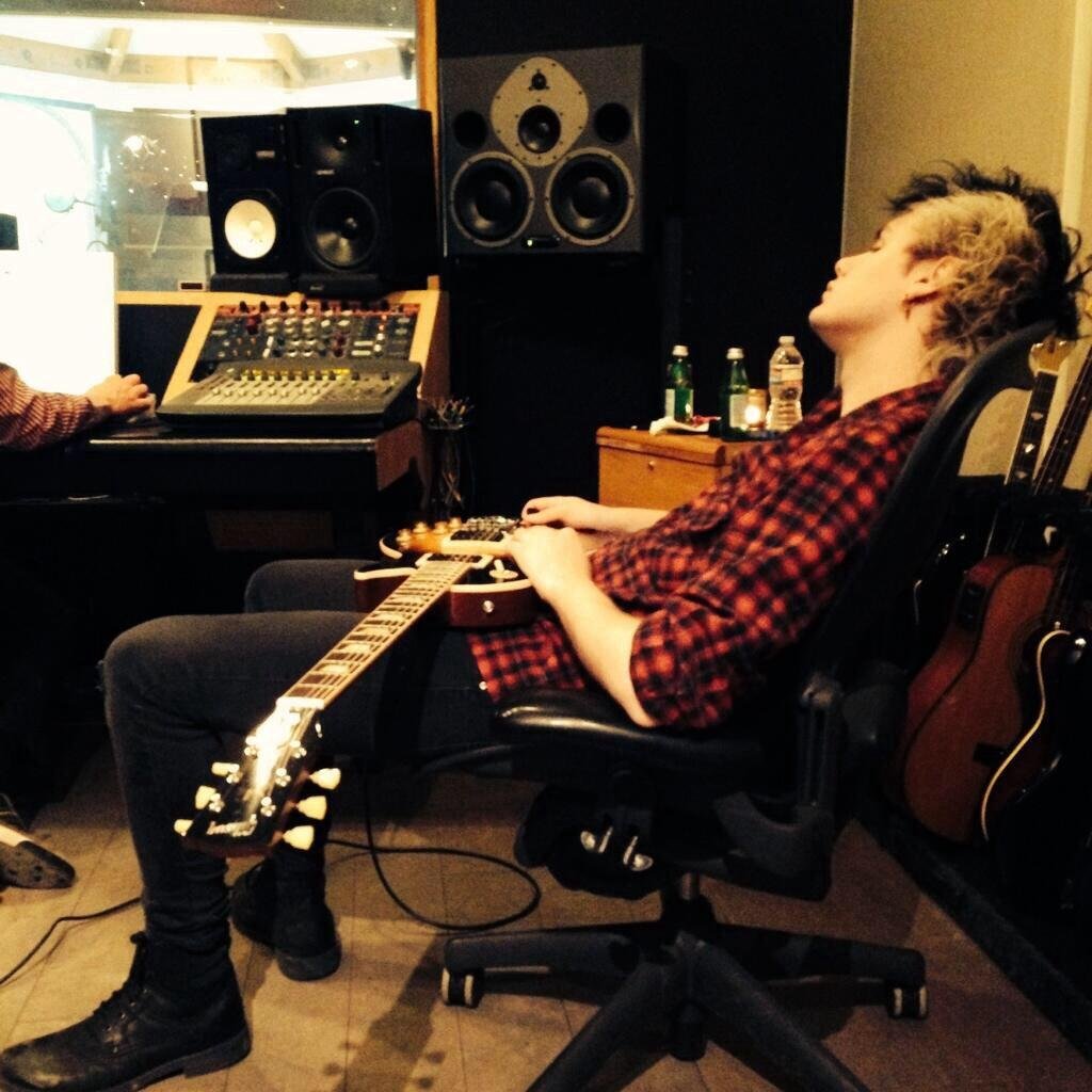 HI FOLLOW @92clifford AND I'LL FOLLOW BACK IF UR COOL