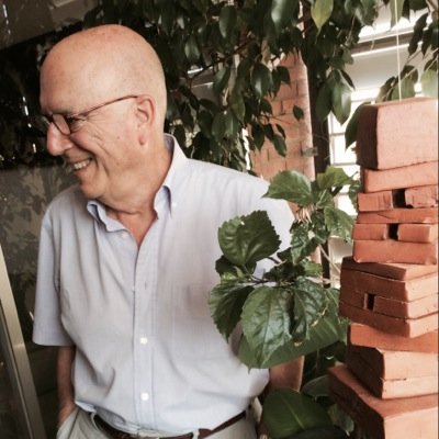 Doctor en pedagogía. Tesis El Oficio de Aprender y autor de Química Básica sin Profesor. Colaborador honorario de la Universidad de Huelva.