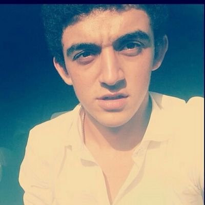 Yalanlarla prangalanmış bir yüreğin esirisin sen.