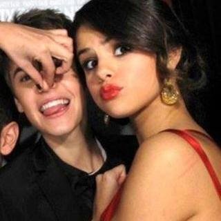 Amoo o Justin aquele Lindo,gostoso,cheroso sou Belieber 4eveer tenho o sangue roxooo!