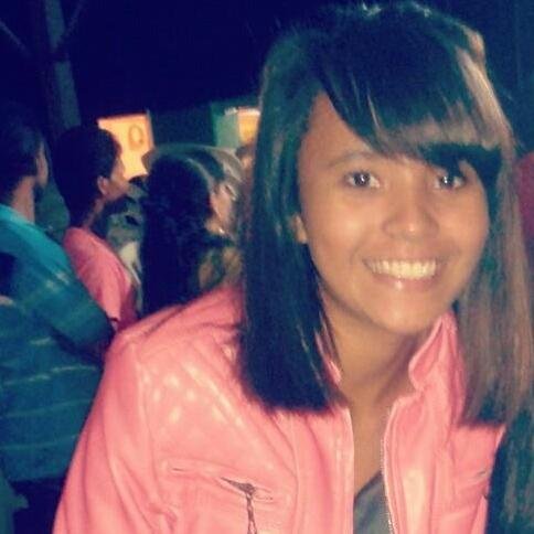 nao canto, nao sou atriz, nao sou apresentadora enfim, nao sou famosa! :/
   mais sou gente boa, :D (y)