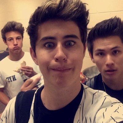 Go follow @shawnsthotside she follows back, also rt the link in the bio :)
