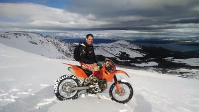 Ingeniero comercial, soy propietario de una corredora de seguros en Temuco, chile. práctico ski, motociclismo enduro. soy cristiano y casado con tres hijos
