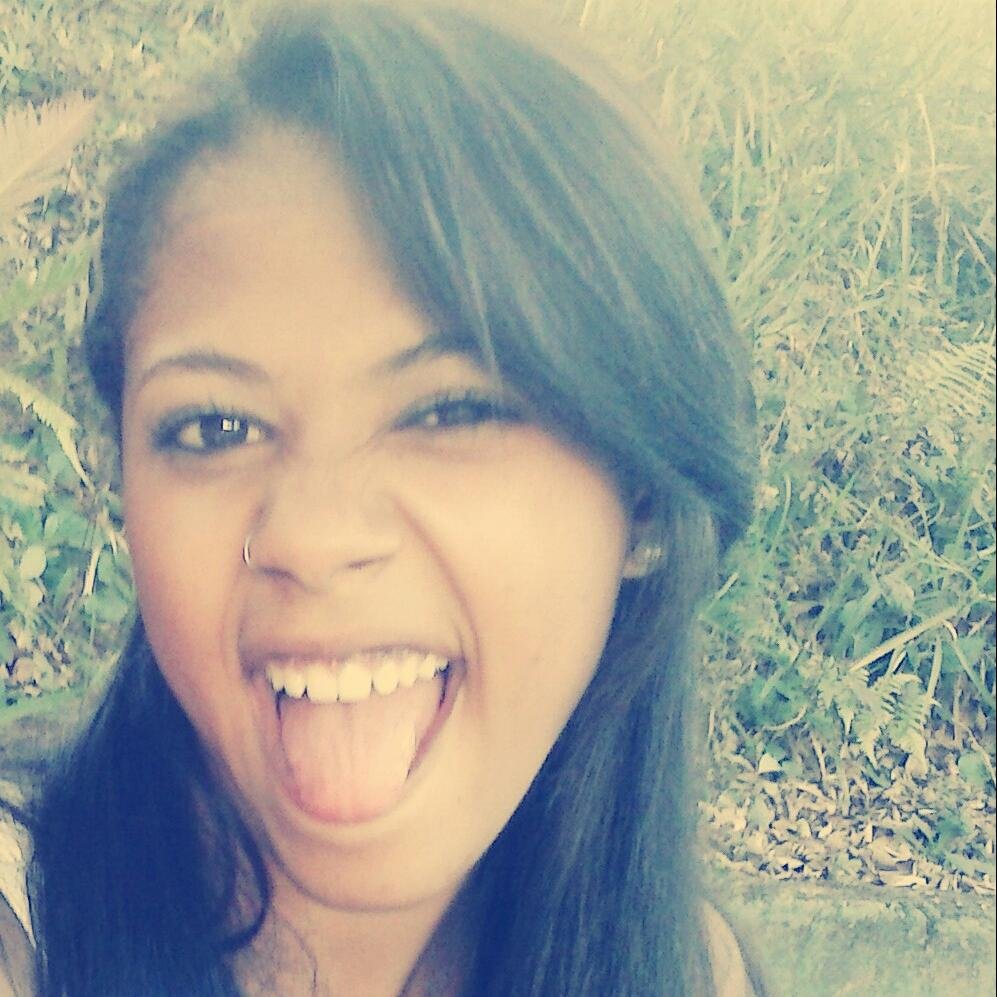 Taina_rossi15's profile picture. “Ela é boba, ri de tudo e faz palhaçada. Ela sabe ser seria, fria e grossa. Ela é romântica, sentimental e se apega muito fácil. Ela se apaixona por sorrisos,