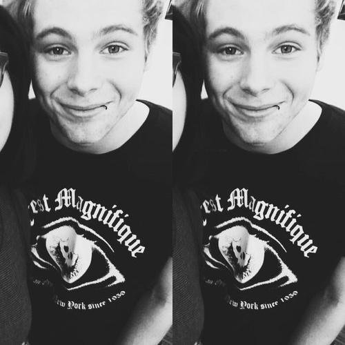follow @hoodftcliffordw & @cakeftmashtonw pls || & and if you want follow me on instagram : estherluna15 please ifb ||