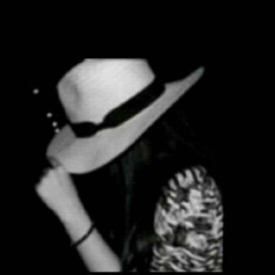 نُطمئن قُلّوب الغير و أيدينا ترتجف 😪💔