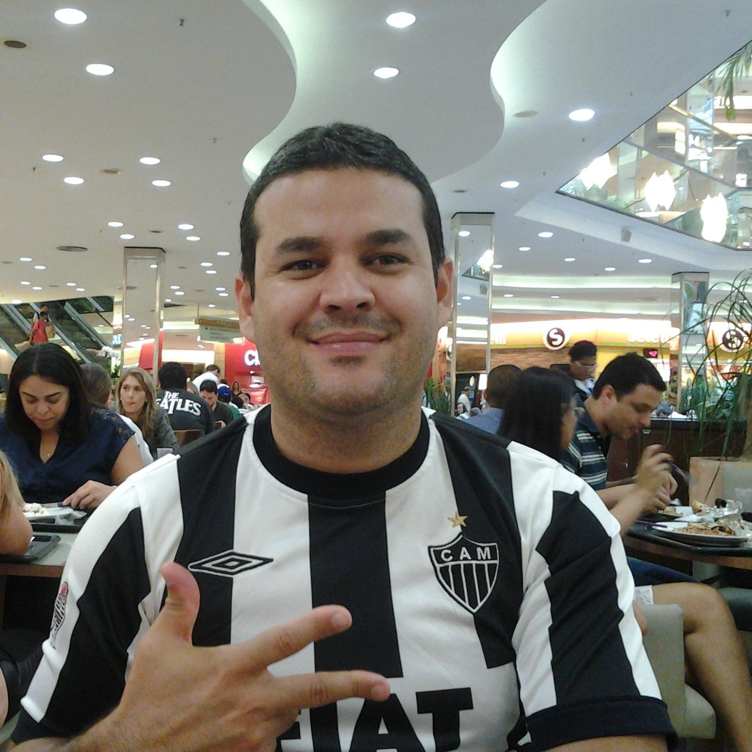Estudante de Ciências Contábeis e torcedor do Clube Atlético Mineiro.