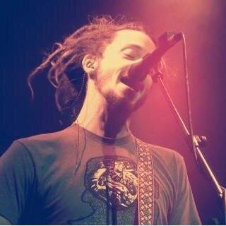 Que chova felicidade, e que eu me afogue em cada gota. Que haja tempestade, somente de coisas boas.