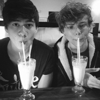 follow @clicheniall :D