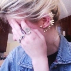 wildlyflwers's profile picture. “j'm'en branle”