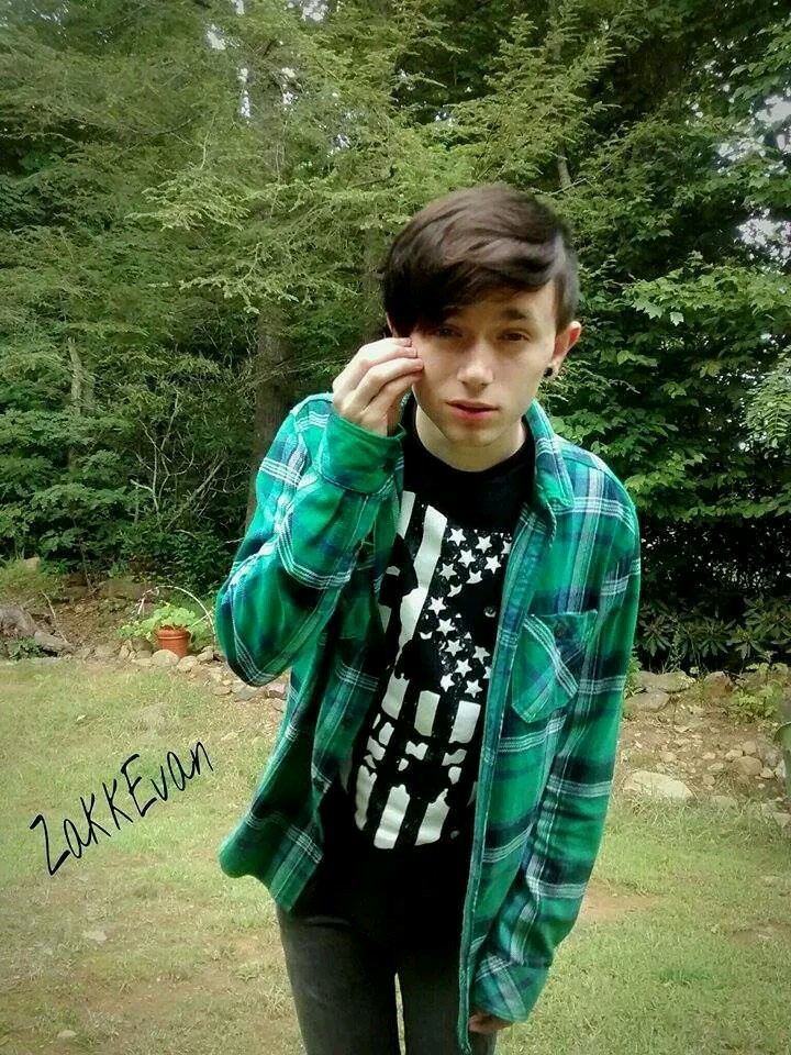 hey I'm Jada, twitter @jada_thaxton & this one. this is a fan account for Zakk Evan. He's amazing and you guys should follow him! ❤