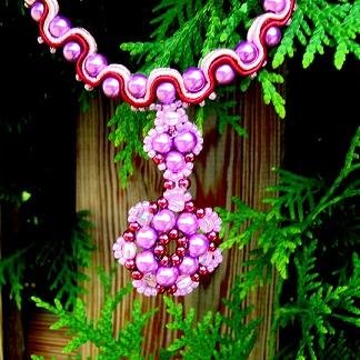Handgefertigte Stücke aus Perlen, Perlenschmuck,
Weihnachtsschmuck und Blumen aus Perlen.
Tauche einfach ein in die Welt der Perlen im Perlenparadies