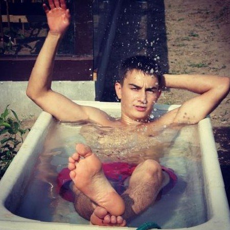 faintbaiq's profile picture. social guru, wine whiz, happy dad of 2