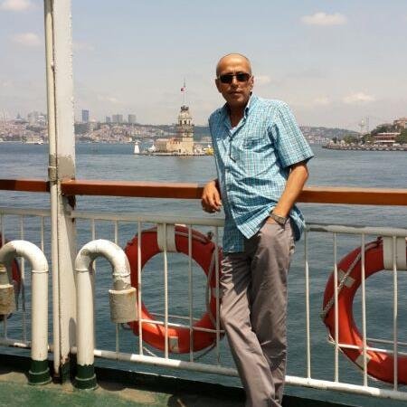 İnş.Müh. Emekli, dul, yetim. Kendiyle ve hayatla barışık.  Çok okur, az yazar.