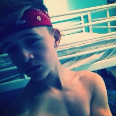 ellie_wood123's profile picture. Follow I Follow Back