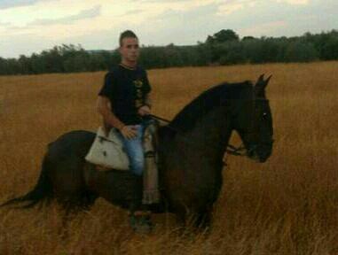 aficionado al caballo  .decicado ala agricultura ila ganaderia . i pesame buenos ratos conmis familia i mis colegas .