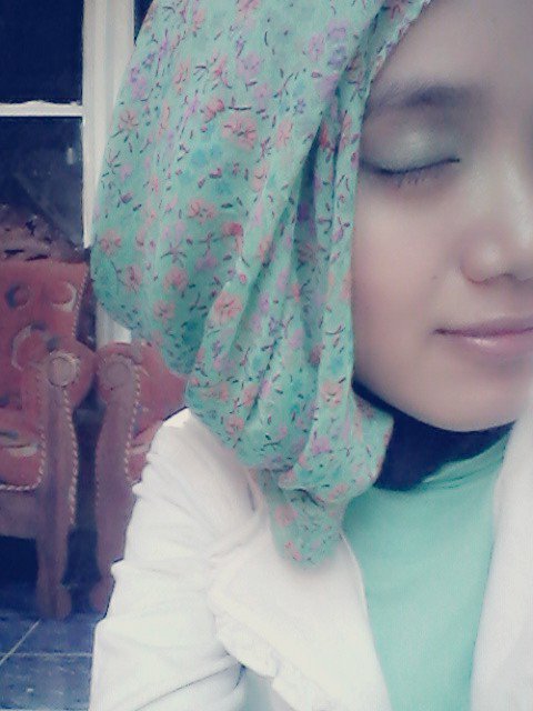 S1 Manajemen / STIE Ganesha jakarta / 
/ I'm not perfect / smile every day :)  follback just for  mantion        instagram : @anismaurer66