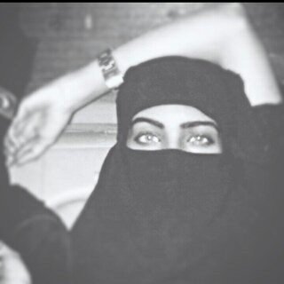 الحسـاب للتغريد والمتابعه فقط ، لا الحدود تعني لي شيئاً ولا العادات ، أنا لا أملك لهذا العالم خضوعاً ، أعيش بما يرضي هذا الرأس المستلذ ، وكفى .