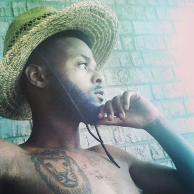 I be a yung man trynaa make it ! Famous own Dougie a.k.a Yellowgoldboy.. Fashion N Music being my passion !! ;) So judge me off that ;)