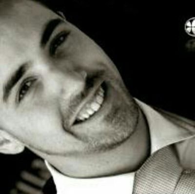 Andaluz de pies a cabeza, amante de la buena comida y de la Música, Más cabrón que bonito, arquitecto de sonrisas pero enamorado solo de una ...❤