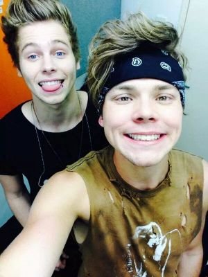 Free follows :) 
DONT FOLLOW BUT PLEASE FOLLOW @5SOSCatherine96 INSTEAD Xx