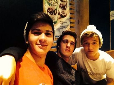 NunoRivero24's profile picture. La gente como yo nunca busca una escusa, nos la jugamos como Simoncceli en esa curva//Perdona si molesto pero es todo cuanto se hacer.