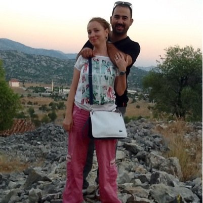 bankacı ,neslihan ve kardelen ikiz kardeşlerin annesi , yaşamı insani doğayı herşeyi çok ama çok seven kova burcu kadını