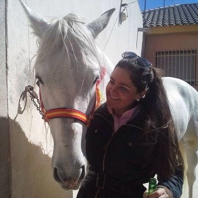 Veterinaria-Murcia.Taurina,madridista.Óleoleercocinarreir.Aficionada a los caballos,el ganado,el flamenco,el campo y el buen vino. Mora.TOLEDO.