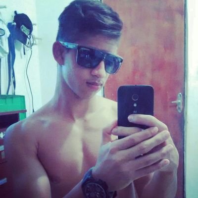 Músico louco, baiano, lúdico, inventor de textos, que acredita, sobretudo, no amor.