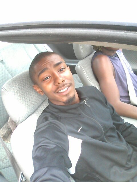 Dnt fuck with many & dnt trustnone except my niggas but living life tryn to make it ball is life