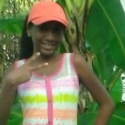 ~ Niña super inteligente . esatudiosa . linda :*