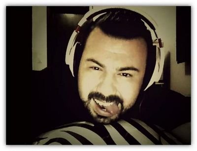 Um palhaço sim... não perco uma... tenta me tirar do sério... vamos rir muito se isso acontecer.. choro tbm... sou humano né... sou feito de momentos :D