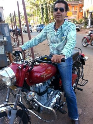 संगमरमर बिछ गया है अब घर के आँगन में. बारिश तो होती है पर..मिट्टी की खुश्बू नही आती.🌹