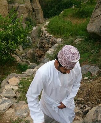 ‏‏عماني وعمان للفخر عنوان وأغرد بما أحب