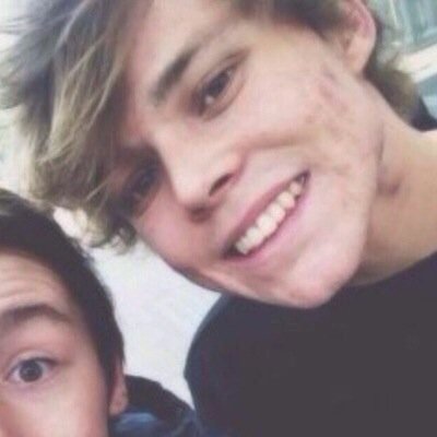 your fav will follow you soon i promise || you dont have to follow but you can follow my main @tapthatassash