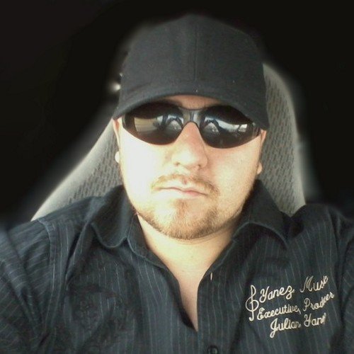 julianyanezlive's profile picture. 