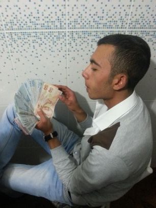 Oysaki herkes istedi sil baştan hayat kurmayı,
Ama kimse beceremedi alın yazısı bozmayı.