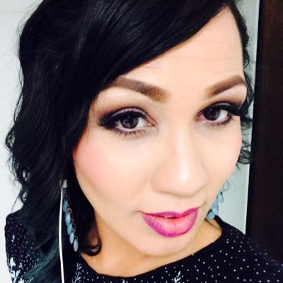 I'm a 33 year old Free lance makeup artist in the Dallas/Ft Worth area!