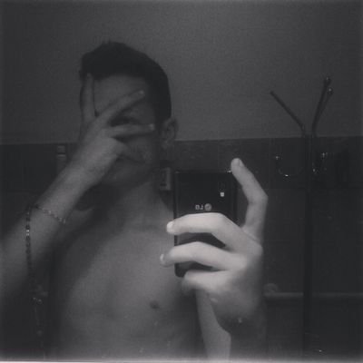 sono un ragazzo appassionato di hip hop,vivo ad Ancona