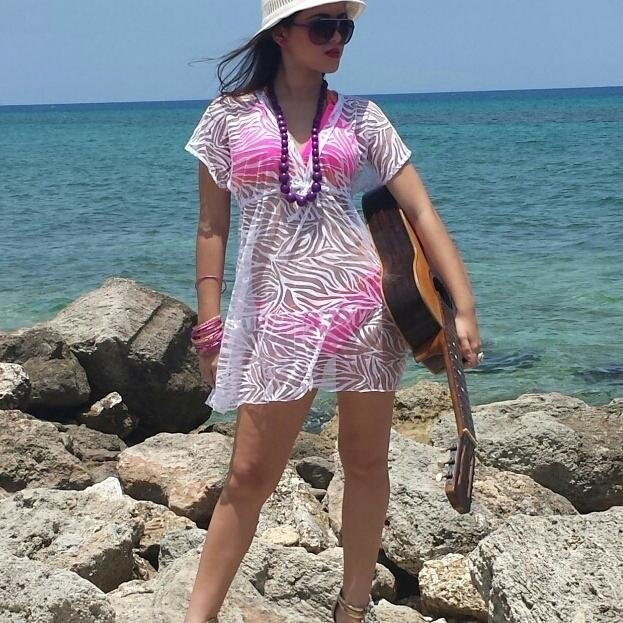 soy una chica carinosa , megusta hablar con los actistas , me encanta ir a la playa y salir con mis amigos . quiero ser actriz o modelo aunque no soy tan alta