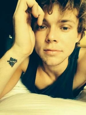 17 | Ancona, Italy | 5 seconds of summer♥ | Pretty little liars♥