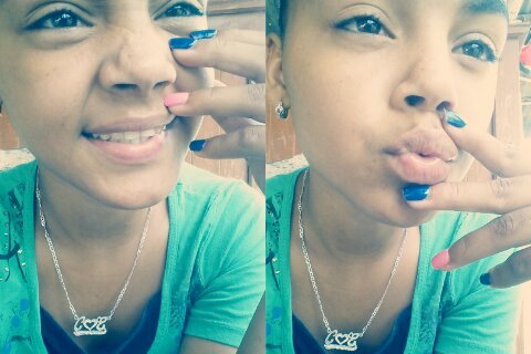 Adicta Ah El HumoO... #Cigarrilo_On  ! 
#LaMiniiePretty

Instagram: Escarlin_pretty.... Chris Controle... Hehe Eta Tipa Ta Enrolando Piila .....  .l.